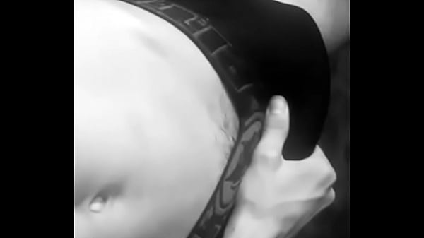 Se exibindo mostrando pauz&atilde;o na cueca lindo 