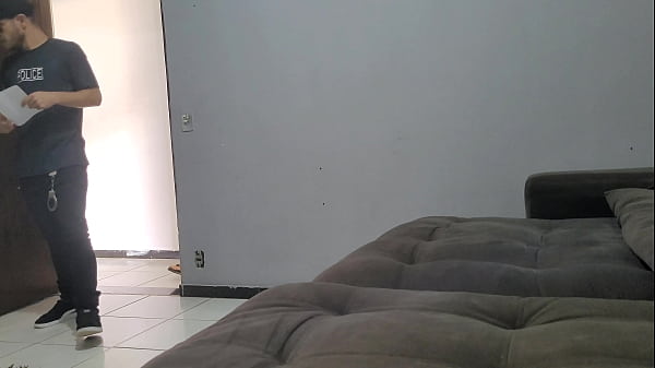 Oficial de justi&ccedil;a pega mulher de malandro sozinha em casa