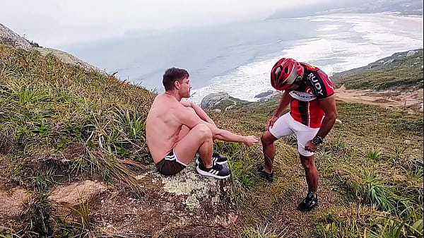 Play MP4 - TURISTA XIOU NA PICA DO CICLISTA NA PRAIA EM FLORIAN&Oacute;POLIS