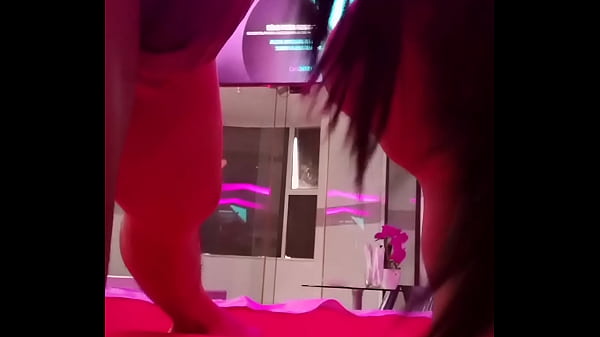 Ve lo rico me da con su rica polla y corre toda su leche sobre mi 