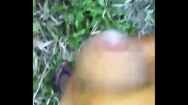 Play MP4 - Homem do interior bateu punheta no mato