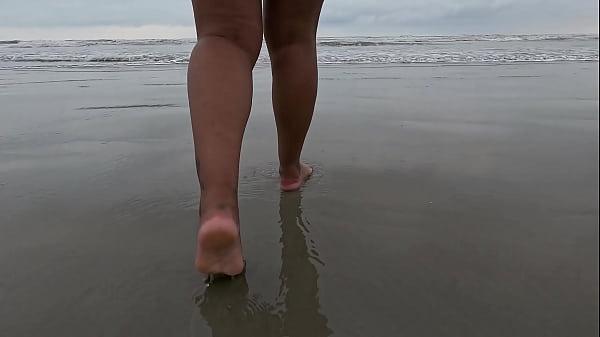 Fiquei peladinha andando no_carro pela cidade e na_praia pegando no_pau do_motorista