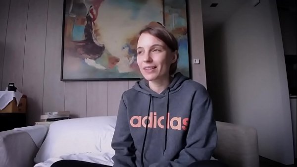 Play MP4 - Holly & Julia wagen ein sexy Skype Experiment