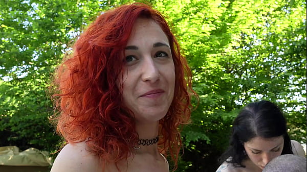 Dietro Le Quinte, Coppie Scambiste Scopano In Un Campeggio. thumbnail