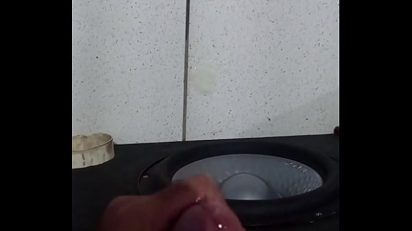 Rola dura jorrando leite 