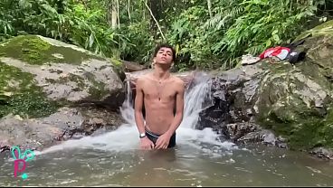 Latino Se Masturba En Una Cascada Y Se Llena De Leche thumbnail
