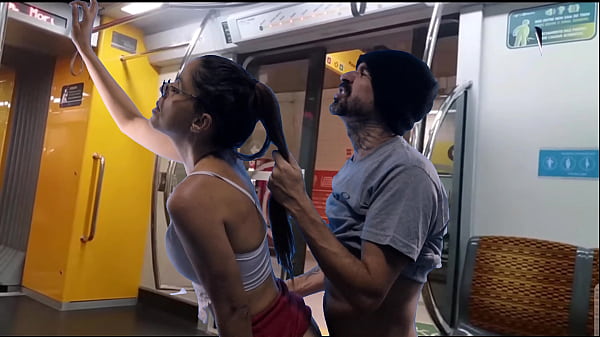 Play MP4 - Novinha sendo encoxada e fudida no transporte p&uacute;blico &lpar; trem&rpar;