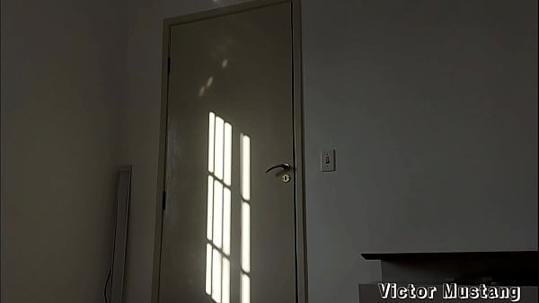 Encheu a puta de leitte na frente do corno se afogando com esperma 