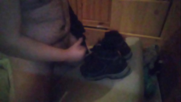 Chien gay qui se masturbe et jouit sur ses chaussures 