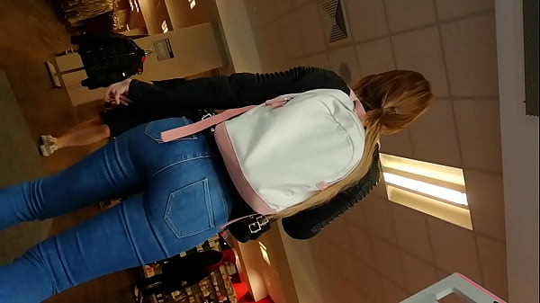 Hot candid ass in sexy jeans 