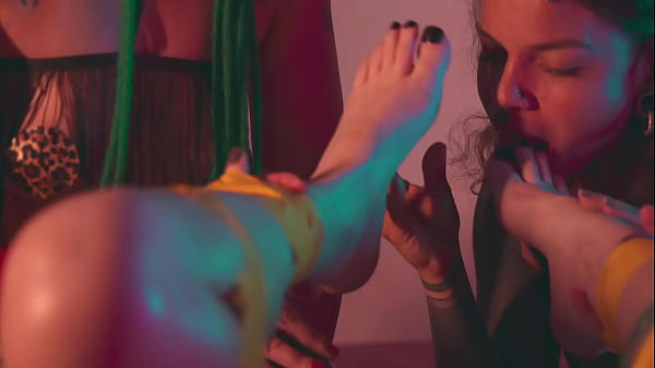 You can have my pussy only if you lick my toes first 