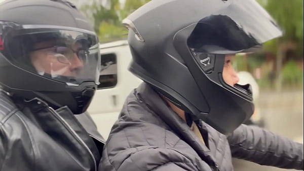 Desconocido sube a mi moto, lo llevo a su casa y me paga el viaje con su gran culo 