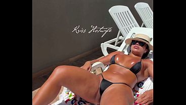 Puta casada tomando sol na piscina do hotel com seu biquini minusculo e bem ousado bem exibida Kriss Hotwife