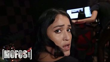 Nonton Mofos - Nia Bleu, Luka Hardon - Distracted Sound Engineer In The Studio thumbnail