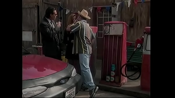 Play MP4 - Straight couple fuck outdoors at gas station then brunette gets facial