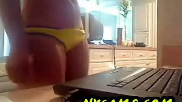 Nonton Cammer With Nice Ass Dancing thumbnail