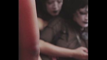 Estas dos chicas emo consiguen un chico para follar luego de la fiesta video thumbnail
