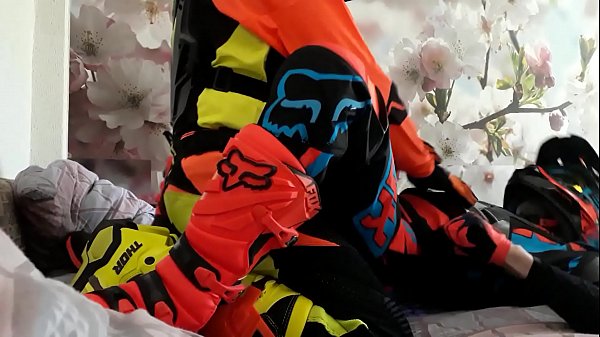 Play MP4 - motocross gay - boots tread