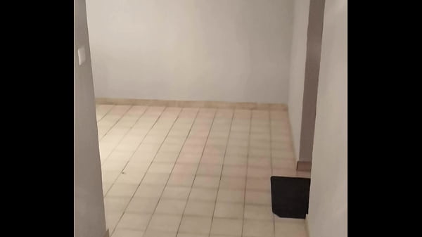 Nonton Ne Vous Cachez Pas Dans Les Couloirs Professeur, Venez Plut&ocirc;t M'aider Pour Mon ... thumbnail