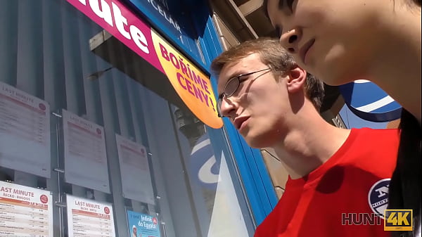 Play MP4 - HUNT4K&period; El hombre est&aacute; dispuesto a pagar las vacaciones de la tierna puta morena