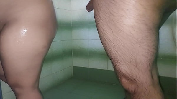 Le pido ayuda al vecino para ba&ntilde;arme pero en realidad quiero su polla