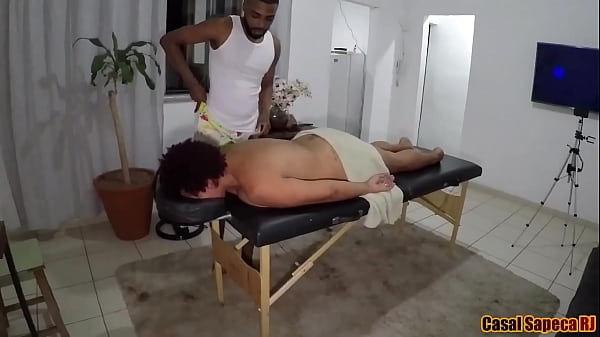 Play MP4 - Durante uma massagem relaxante acabei convencendo o massagista a me foder gostoso