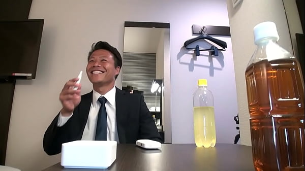 男性にしゃぶられるとか無いですねとか言っていたわりに、チンポの方はイケイケで、乳首責め手コキで射精までされてしまう thumbnail