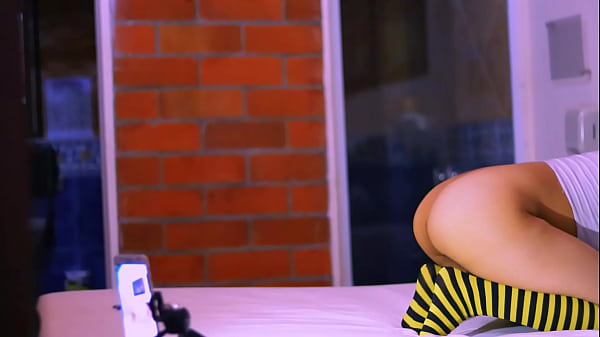 La universitaria se ofrece al_decano yse lo folla en_su habitación mientras_toman una copa de vino