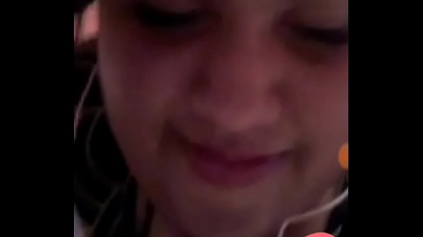 Play MP4 - Esmeralda excitada se masturba