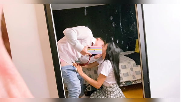 Mi mejor amiga con casa sola me pide vestime de estudiante para imitar la serie netflix elite y terminamos cogiendo duro en su cama