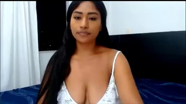 camilapaez1 y su tirante caído seductor