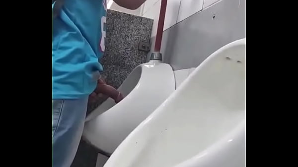 Play MP4 - H&eacute;teros com tes&atilde;o vendo rola mo mictorio do banheiro do shopping