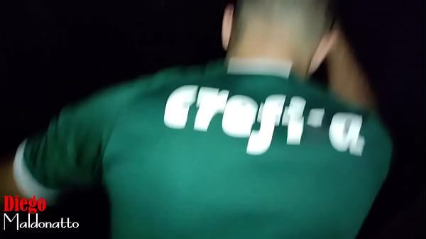 Play MP4 - Gays transando com muita putaria entre quatro paredes&comma; esse roludos fazem um sexo muito prazeroso&comma; onde o p&ecirc;nis enorme de um entra todo no cu