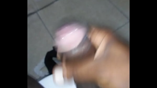 Play MP4 - Punheta neg&atilde;o gostoso gozando litros