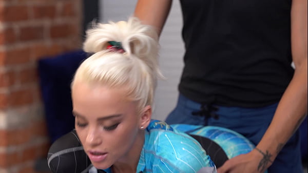 Play MP4 - Fit Blonde Lara Frost Enjoys a DP at Fitness Coaches Flat GP2119