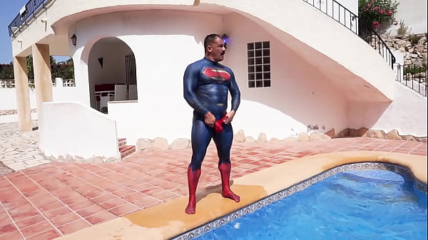 Play MP4 - Superman gets his thonged spandex suit soaking wet