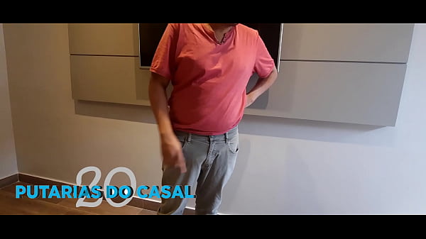 Técnico de tvfoi promotel concerta_a tv chegando lá garotade programa entra dentro do quarto paraatendero cliente Dentro do quarto estava o técnico tvEssa loira safada de umchá debuceta_no técnico de tv