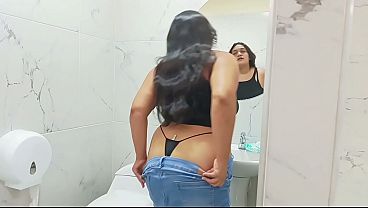 Chica abandonada por su novio es auxliada y follada por un extrañ_o