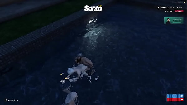 Na piscina com as amigas 