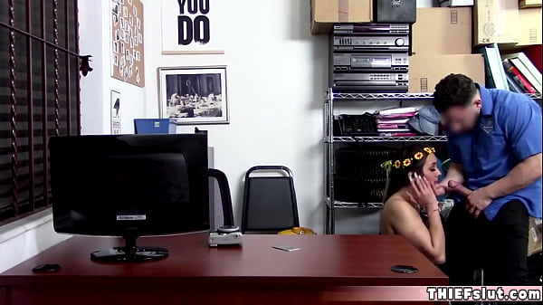 Clueless shoplifter teen tried to steala cell phone