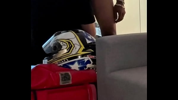 ENTREGADOR VEIO TRAZER O O LANCHE E ESTAVA DE PAU DURO, DEI UMA MANJADA E O PUTO PERGUNTOU SE EU QUERIA PEGAR. - FREE 