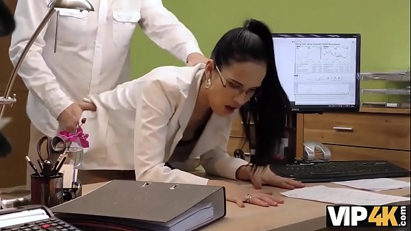 VIP4K. El m&uacute;sico aficionado necesita dinero, &iquest;por qu&eacute; le da twat al agente de pr&eacute;stamos? 