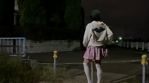 女装まゆ深夜の公園で全裸で股間を刺激 