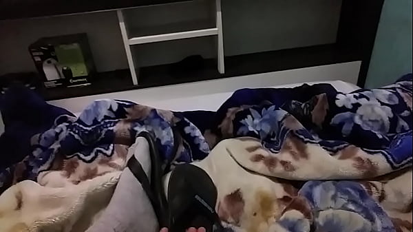 Gozar no chinelo, lamber a porra e depois cal&ccedil;ar ele nos p&eacute;s. Uma delicia 