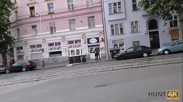 HUNT4K. Denisse, l'jeune fille adorable, gagne de l'argent et re&ccedil;oit du plaisir sexuel 