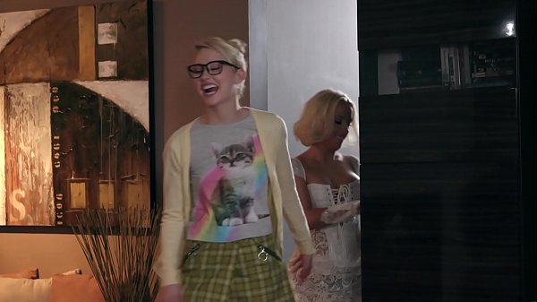 GIRLSWAY - The Fingerbang Theory With Nerd Lesbian Girls - Chloe Cherry,Kendra Spade andAspen Romanoff