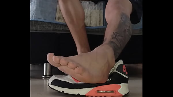 Play MP4 - Latino feet worship