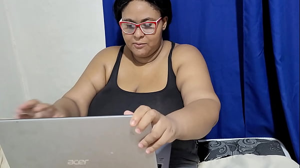 Play MP4 - Professora recebe seu aluno em casa ele ent&atilde;o fode sua buceta em troca de boa nota e goza em seus peitos