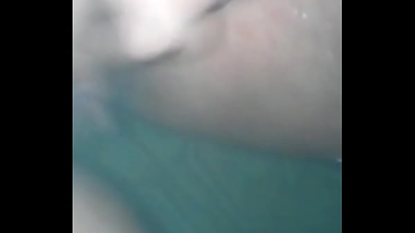 Novinha siririca no banho 