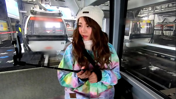 新潟のスキー場でシロウトさんに声掛けをしていると、o型のりおちゃんと出会いました。(りおちゃんに企画を説明しようとしても、o型らしい自由さで会話が飛ぶわ飛ぶわw大変でした！)どうやら友達と車で向かう予定だったが、寝過ごして自分だけ早く電車で着いてしまったらしい。 thumbnail